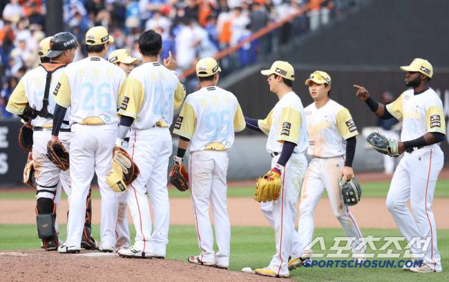6일 대전 한화생명볼파크에서 열린 삼성-한화전. 한화가 3대1로 승리하며 8연승을 질주했다. 선수들이 하이파이브하고 있다. 대전=정재근 기자 cjg@sportschosun.com/2025..5.6/