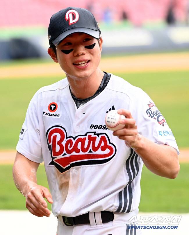 27일 잠실야구장에서 열린 롯데와 두산의 경기, 두산이 13대4로 승리했다. 데뷔 첫 홈런을 만루홈런으로 장식한 오명진이 박지훈에게 물세례를 받고 있다. 잠실=허상욱 기자wook@sportschosun.com/2025.04.27/