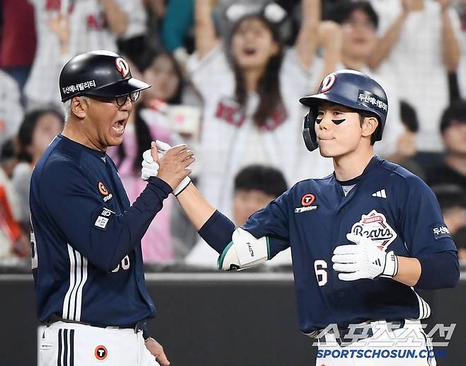 14일 대전 한화생명볼파크에서 열린 두산-한화전. 8회초 1사 1루 오명진이 1타점 3루타를 친 후 고토 코치의 축하를 받고 있다. 대전=정재근 기자 cjg@sportschosun.com/2025..5.14/