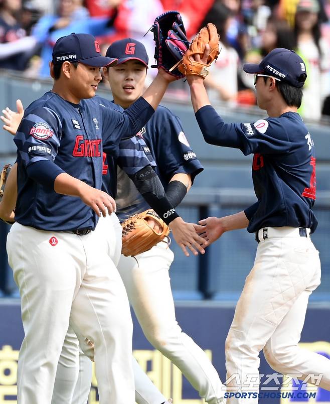 27일 잠실야구장에서 열린 롯데와 두산의 경기, 3회말 1사 1루 롯데 유격수 전민재가 두산 정수빈의 땅볼 타구를 잡아 병살로 이어가 이닝을 끝낸 후 박진과 동료들의 환영을 받고 있다. 잠실=허상욱 기자wook@sportschosun.com/2025.04.27/