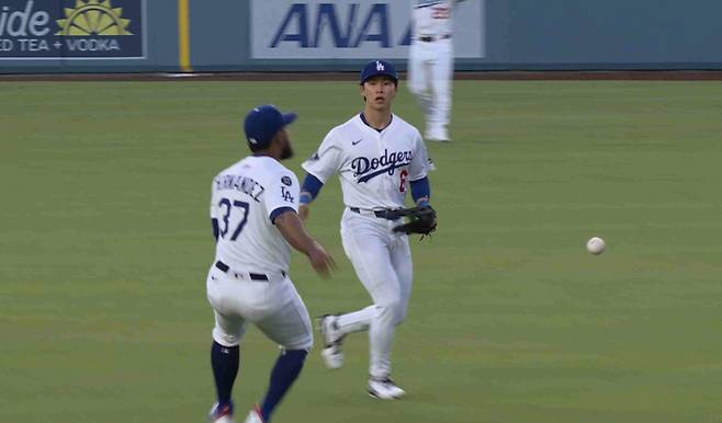 1회초 애리조나 에우헤니오 수아레즈가 친 플라이를 중견수 김혜성이 낙하지점을 시야에서 놓친 직후 우익수 테오스카 에르난데스가 잡으려다 놓치고 있다. 사진=MLB.TV 캡처