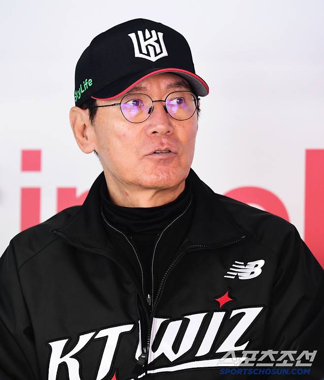 13일 수원 케이티위즈파크에서 열리는 KT와 삼성의 경기. 인터뷰하는 KT 이강철 감독. 수원=송정헌 기자songs@sportschosun.com/2025.04.13/