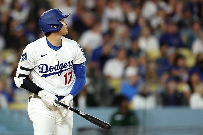 오타니가 6회 좌측으로 홈런을 터뜨린 뒤 타구를 바라보고 있다. AFP연합뉴스