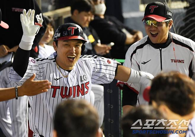 15일 잠실구장에서 열린 LG 트윈스와 키움 히어로즈의 경기. 8회말 1사 LG 박동원이 솔로포를 날린 뒤 환호하고 있다. 잠실=박재만 기자 pjm@sportschosun.com/2025.05.15/