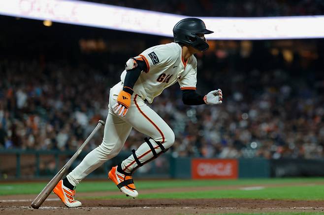 샌프란시스코 자이언츠 이정후가 20일(한국시각) 오라클파크에서 열린 캔자스시티 로열스전에서 8회말 적시 2루타를 터뜨리고 달려나가고 있다. Imagn Images연합뉴스