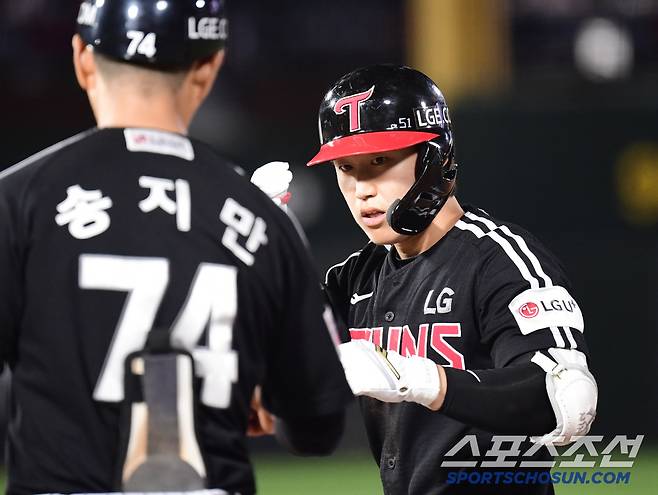 20일 부산 사직야구장에서 열린 KBO리그 롯데와 LG의 경기. 4회 1타점 적시타 날린 LG 구본혁. 부산=송정헌 기자songs@sportschosun.com/2025.05.20/