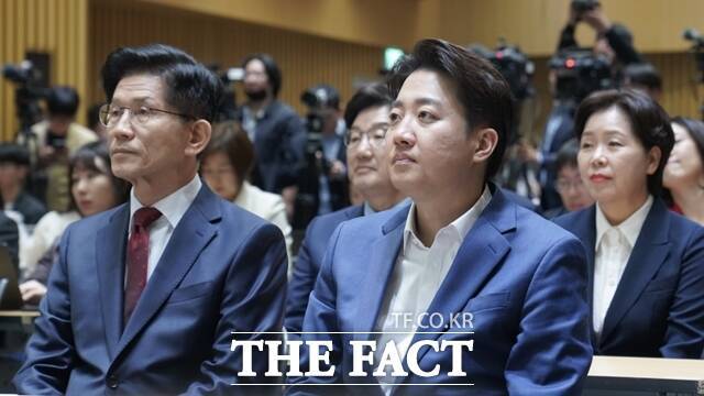 남은 대선 기간 김 후보와 당이 얼만큼의 '중도 확장 가능성'과 '화합된 모습'을 보이느냐에 빅텐트 성공 여부가 달려있다는 분석이 나온다. 사진은 김 후보(왼쪽)와 이준석 개혁신당 후보가 19일 오전 서울시청에서 열린 '약자와 동행하는 서울 토론회'에 참석해 발표를 듣고 있는 모습. /개혁신당