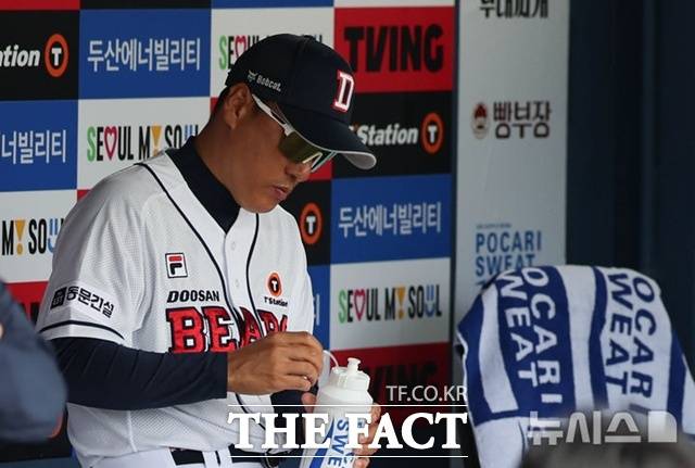 이승엽 두산 감독이 경기를 앞두고 뭔가 깊은 생각에 빠져 있다. 이승엽 감독은 2025시즌이 3년 계약의 마지막 해다. /뉴시스