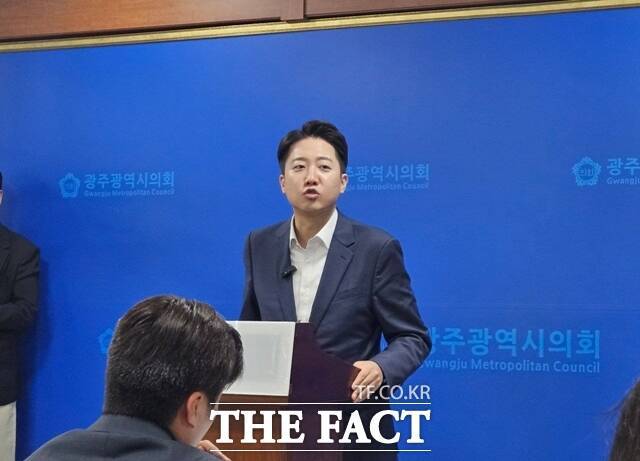 이준석 개혁신당 대선 후보가 이재명 후보의 이른바 '호텔경제학'을 두고 지난 2009년 인터넷에서 조롱조로 작성된 '밈'을 근거로 삼은 내용이라고 주장했다. 이 후보가 20일 오후 광주광역시의회에서 기자들의 질문에 답변하고 있다. /서다빈 기자