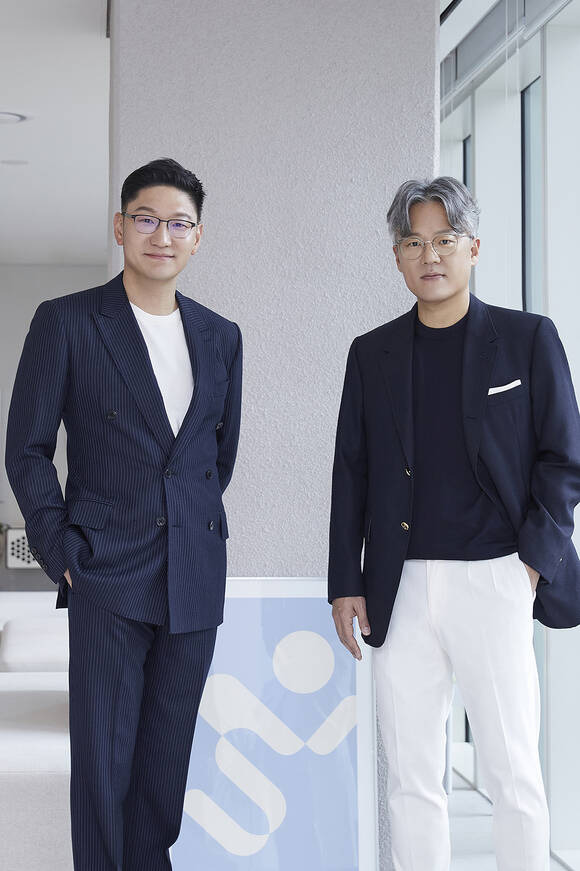 탁영준(왼쪽) 장철혁 SM 공동대표가 '빌보드 2025 글로벌 파워 플레이어스'에 선정됐다. /SM