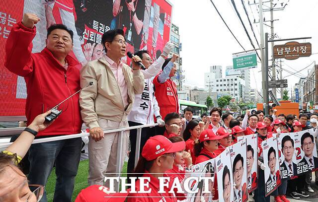김문수 국민의힘 대선 후보(왼쪽 두 번째)가 20일 오후 서울 강서구 남부골목시장 입구에 마련된 유세 차량에 올라 연설을 하고 있다. /임영무 기자