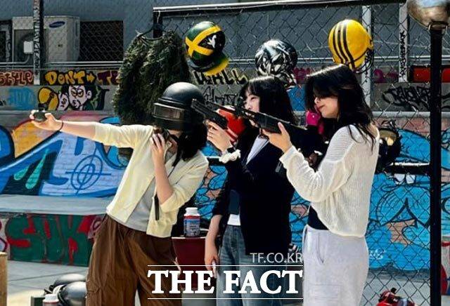 20일 서울 성동구 성수동 'PUBG 성수'에서 열린 '배틀그라운드 모바일' 서비스 7주년 기념 팝업스토어에서 관람객들이 배틀그라운드 아이템 헬멧과 총기 모형을 착용한 채 포토존에서 기념사진을 촬영하고 있다. /조소현 기자