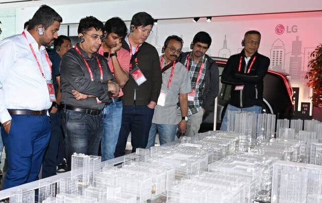 컨설턴트들이 HVAC 설비를 제어·관리하는 빌딩 관리 솔루션(BMS)에 대한 설명을 듣고 있다. (사진=LG전자)