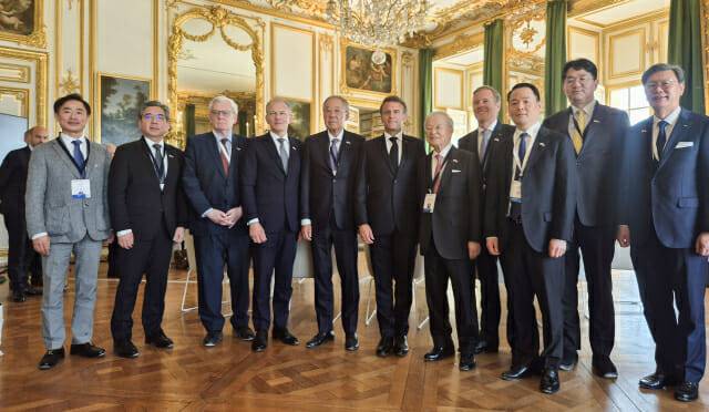 (사진 왼쪽부터 오정강 엔켐 대표, 장재훈 현대차 부회장, 쟝 르미에르 BNP파리바 회장, 프랑수와 자코브 에어리퀴드 CEO(프측 위원장), 류진 한경협 회장, 에마뉘엘 마크롱 프랑스 대통령, 손경식 CJ회장, 바우터 반 베르쉬 에어버스 수석부사장, 허진수 SPC 사장, 조원태 대한항공 회장, 김창범 한경협 부회장 사진=한경협)