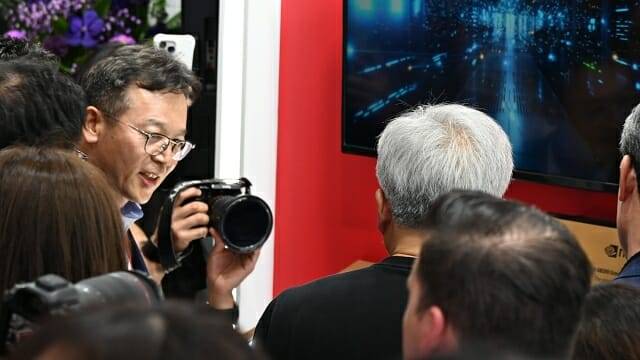 HBM 관련 인터랙티브 전시물을 살펴보는 젠슨 황 엔비디아 CEO. (사진=공동취재단)