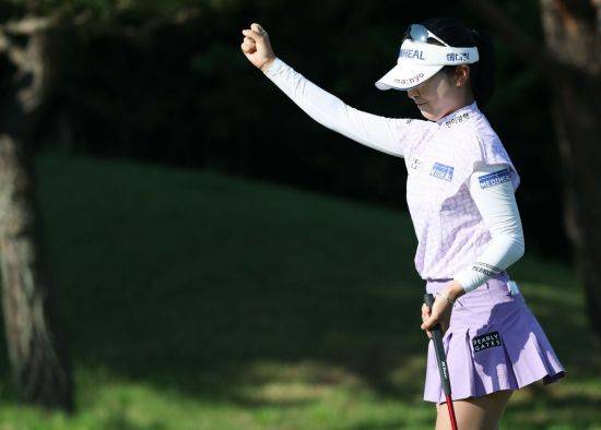 이예원이 두산 매치플레이 우승 직후 환호하고 있다. KLPGA