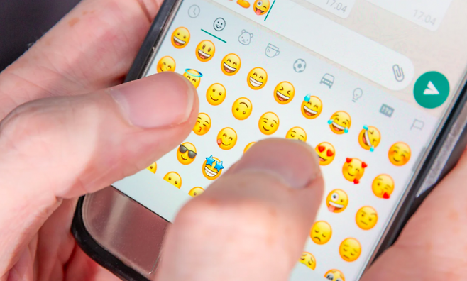 감정을 표현하기 위해 쓰이던 이모티콘이 세대에 따라 다르게 해석되면서 주의해서 사용해야 한다는 전문가 의견이 나왔다.
