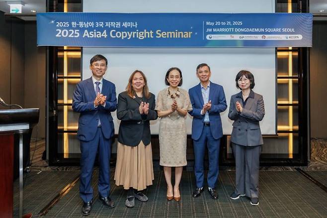 '2025 한-동남아 3국 저작권 세미나'에 참석한 각국 대표단이 기념사진을 찍고 있다. 왼쪽부터 한국저작권보호원 박정열 원장, 필리핀 지식재산청 앤 카보찬 부청장, 태국 지식재산청 누사라 칸자나쿨 청장, 베트남 문체부 짠 황 저작권국장, 문체부 정향미 저작권국장   [사진 제공= 문화체육관광부]