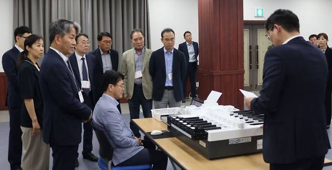 양영희 전남도선관위원장은 대선 14일 앞둔 22일 공정한 선거관리를 위해 투표지 분류기 등을 사전 점검했다. 전남도선관위 제공