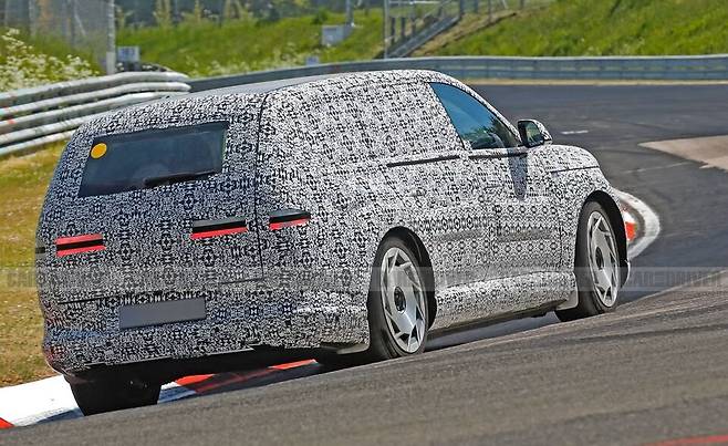 사진 : 제네시스 GV90 테스트카 (출처=CarandDriver)