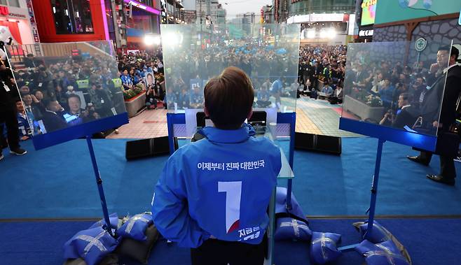 방탄 유세 - 이재명 더불어민주당 대선 후보가 19일 오후 서울 마포구 KT&G 상상마당에서 연설을 하고 있다. 이 후보 앞쪽에 설치된 장치는 방탄 유리막이다. 한국 대선에서 후보가 신변 위협 때문에 방탄 유리막을 자체 제작해 사용하는 것은 처음이다. 이 후보는 “여러분 걱정하신다니까 (유리막이) 답답하지만 좀 갇혀 있겠다”며 “진정한 통합으로 6월 3일 기회를 달라”고 했다. /뉴스1