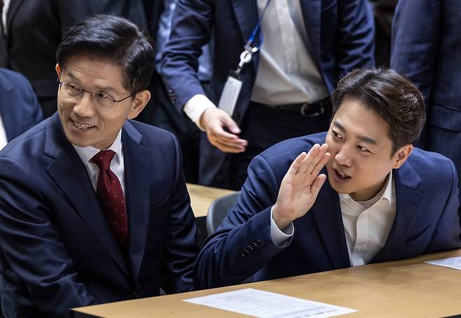 김문수(왼쪽) 국민의힘 대선 후보와 이준석 개혁신당 후보가 19일 서울 중구 서울시청 청사에서 열린 ‘약자와 동행하는 서울 토론회’에 참석해 나란히 앉아 있다. /연합뉴스