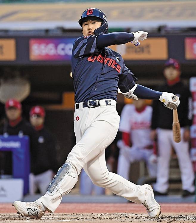 이번 시즌 트레이드로 롯데로 이적해 맹타를 휘두르고 있는 전민재. 그는 “열심히 치고 뛰는 ‘허슬 플레이’의 대명사가 되고 싶다”고 했다. /송정헌 스포츠조선 기자