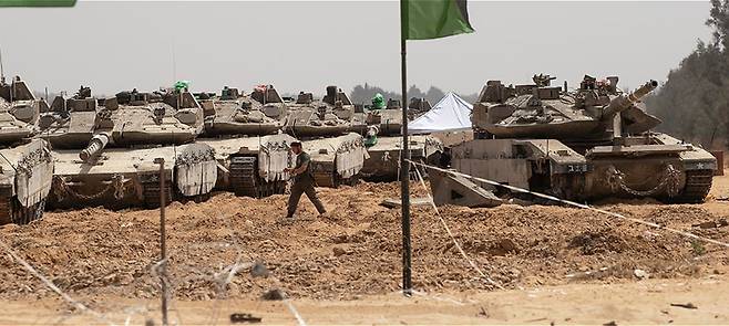 이스라엘군 탱크들이 18일 이스라엘 남부 가자지구 국경 근처에 가자 진격을 위해 집결해 있다. /UPI 연합뉴스