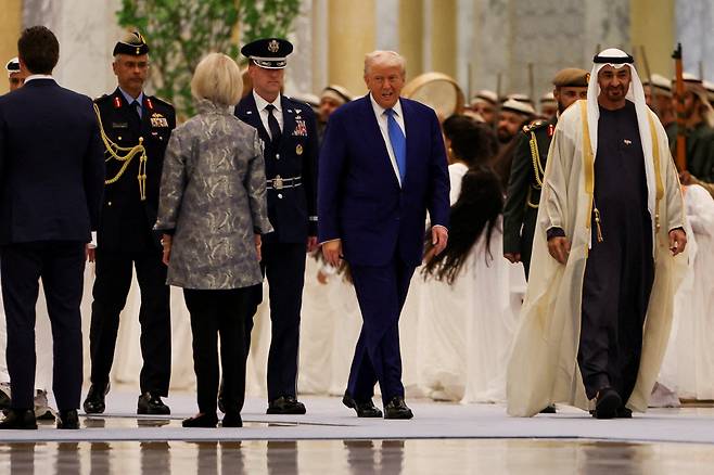 5월 15일 아랍에미리트 아부다비를 방문한 도널드 트럼프 미국 대통령이 셰이크 모하메드 빈 자이드 알 나흐얀 아랍에미리트 대통령과 환영식장에 모습을 드러내고 있다./로이터 연합뉴스