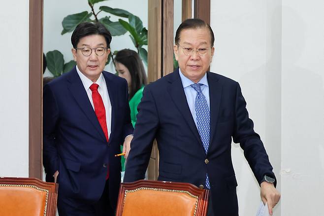 권영세 전 비상대책위원장(오른쪽)과 권성동 원내대표 /뉴스1