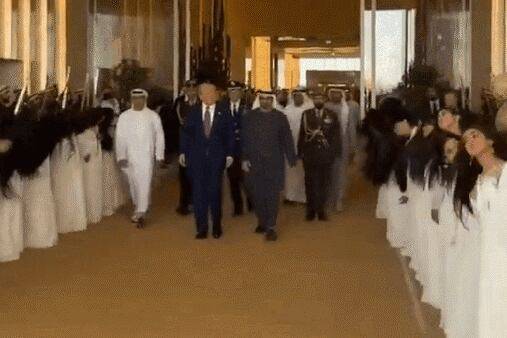 UAE를 방문한 트럼프 대통령이 등장하자 현지 소녀들이 머리를 흔들고 있다. /엑스(X)