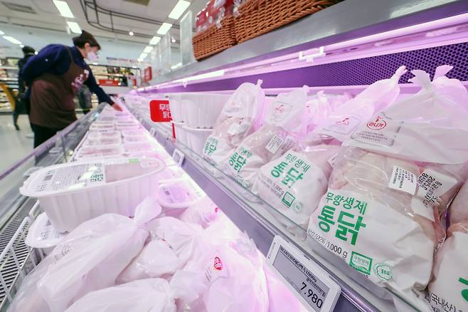 서울의 한 대형마트에서 닭고기가 판매되고 있다./뉴스1