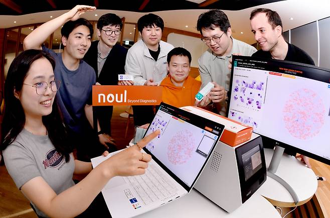 지난달 18일 경기도 용인시에 위치한 의료기기 회사 노을 직원들이 인공지능(AI)으로 자궁경부암, 말라리아, 혈액을 검사한 화면을 보고 있다. 의료기기에 세포를 염색한 카트리지를 넣으면 검사 결과가 화면에 나온다. 세포 모양이 변했는지 여부를 보고 질병에 걸렸는지 확인할 수 있다. /조선비즈