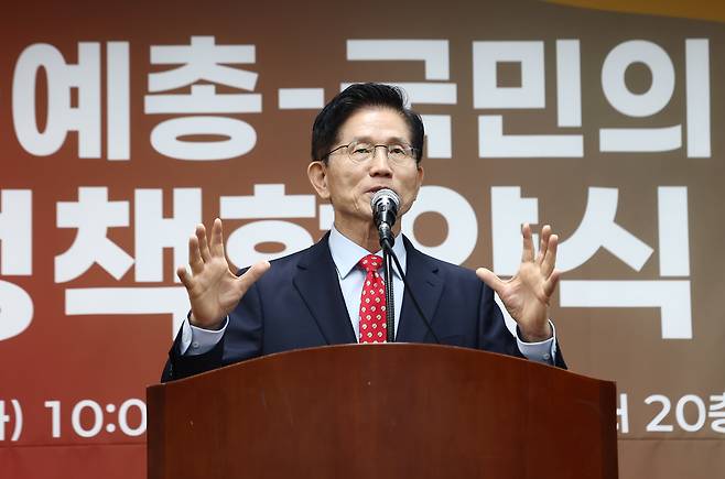 김문수 국민의힘 대통령 후보가 20일 서울 양천구 한국예술문화단체총연합회에서 열린 국민의힘·한국예총 정책협약식에서 예술문화단체의 정책 제안에 대한 답사를 하고 있다. /뉴스1