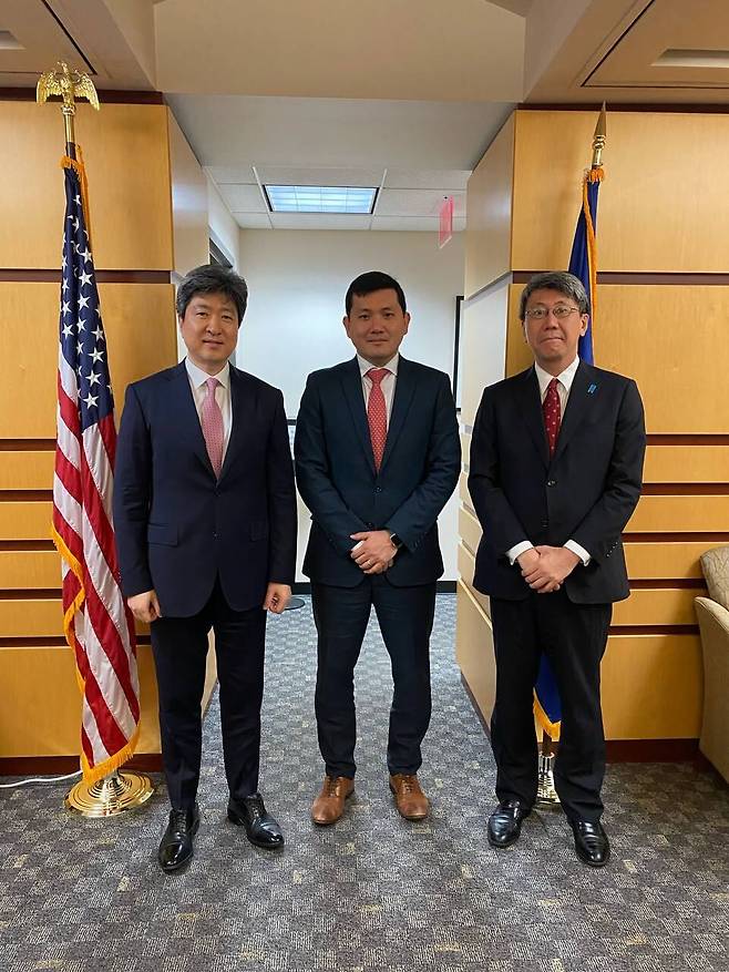 19일(현지 시각) 미국 워싱턴 DC에서 개최된 한미일 사무국 회의에 이원우 외교부 북미국 심의관, 케빈 킴 미국 국무부 동아태부차관보, 오우코치 아키히로 일본 외무성 아시아대양주국 심의관 등이 참석했다. / 외교부 제공