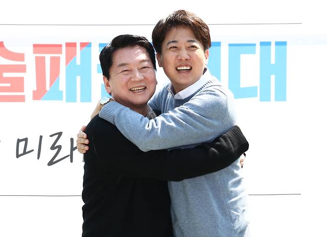 지난 4월 안철수 국민의힘 당시 대선 경선 후보와 이준석 개혁신당 대선 후보가 경기 성남시 판교역 인근 광장에서 열린 '미래를 여는 단비토크, Ai 기술패권시대 대한민국 미래를 말하다'에서 포옹하며 기념촬영을 하고 있다./뉴스1