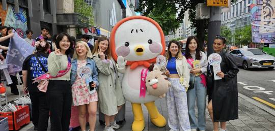 충남도는 20일 '2025-2026 충남 방문의 해'를 기념해 서울 도심 곳곳에서 게릴라 거리홍보 캠페인을 전개했다. 충남도 제공