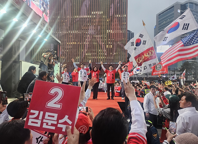 김문수 국민의힘 대선 후보가 19일 오후 서울역 광장에서 선거 유세 연설을 마친 후 권성동·나경원·안철수 국민의힘 의원과 시민들에게 인사하고 있다. ⓒ데일리안 민단비 기자