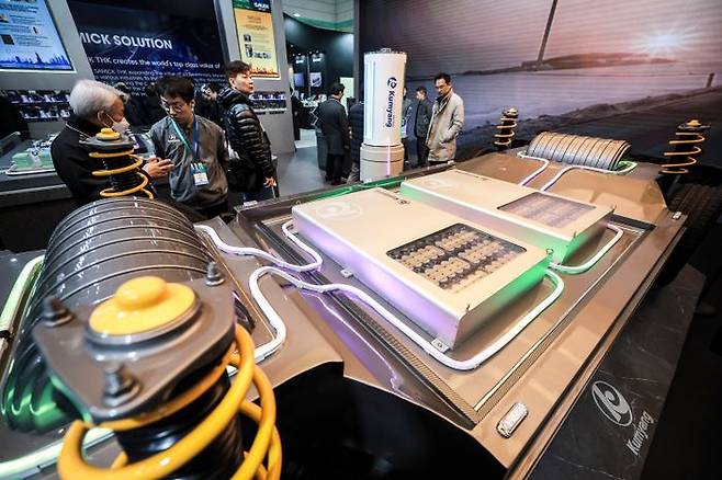 지난 3월 서울 강남구 코엑스에서 열린 인터배터리 2025를 찾은 참관객들이 금양 부스에서 전기차 배터리를 살펴보고 있다(자료사진). ⓒ뉴시스