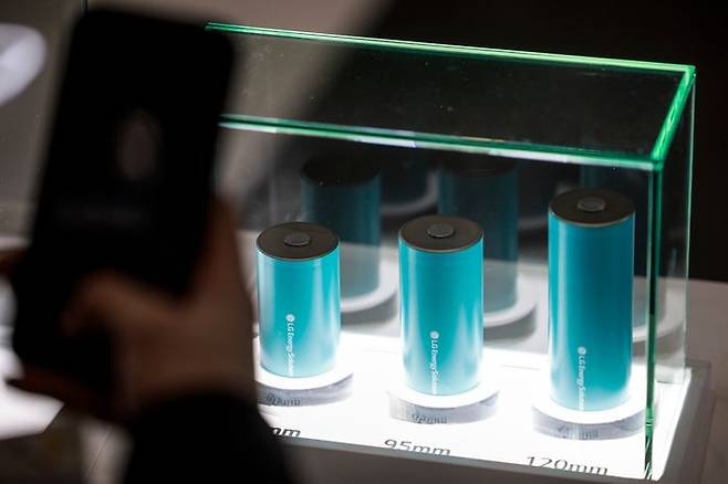 지난 3월 서울 강남구 코엑스에서 열린 인터배터리 2025에서 LG에너지솔루션 부스를 찾은 참관객들이 원통형 배터리를 살펴보고 있다(자료사진). ⓒ뉴시스