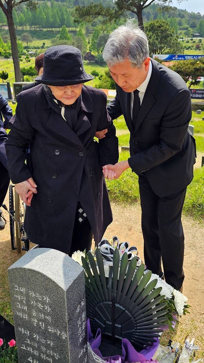 19일 광주광역시 국립5·18민주묘지에서 노태우의 부인 김옥숙씨와 아들 재헌씨가 참배를 하고 있다.ⓒ연합뉴스