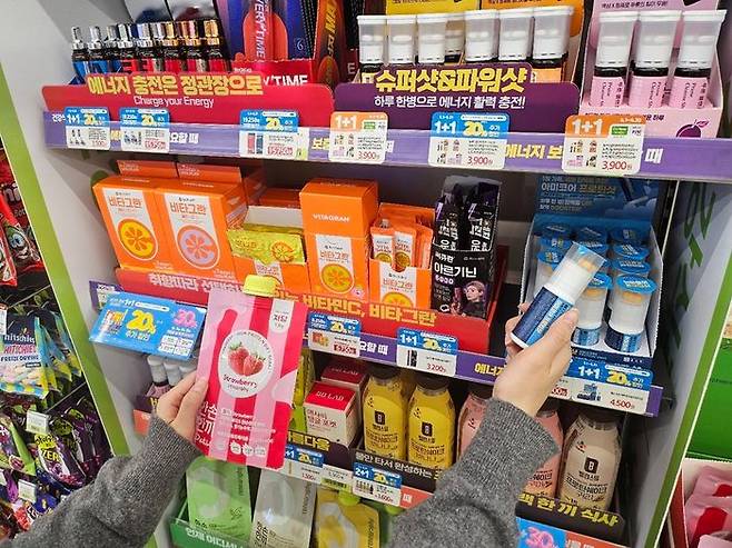 고객이 CU에서 건강식품 제품을 구경하고 있다.ⓒCU