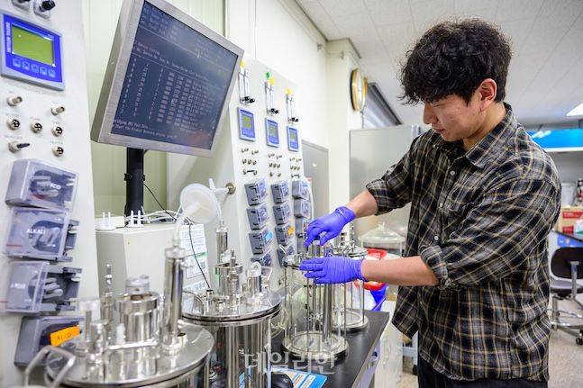 바이오소재는 소득식량작물연구소의 중장기 계획 중 하나다. 부산물을 이용한 에너지 재생산 등 친환경 소재 산업에서 두각을 나타내고 있다. 담당자가 생분해성 원료를 농업 부산물로 대체하는 실험을 하고 있다. ⓒ데일리안 배군득 기자