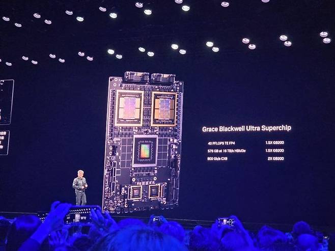 젠슨 황 엔비디아 CEO가 19일 컴퓨텍스 2025 기조연설에서 자사 AI 가속기칩 GB300을 발표하고 있다.ⓒ임채현 기자