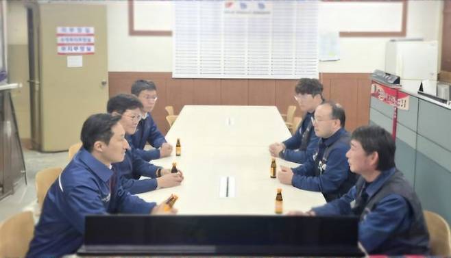 정기선 HD현대 수석부회장이 지난달 15일 울산 HD현대중공업 노동조합(현중지부)을 찾아 노동조합원과 대화를 하고 있다. ⓒHD현대중공업 노동조합