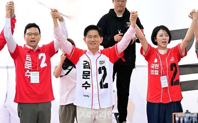 박정훈 국민의힘 의원(사진 왼쪽)과 배현진 의원(오른쪽)이 20일 오후 서울 송파구 서호사거리에서 열린 김문수 대선 후보의 유세 현장에서 김 후보와 손을 맞잡고 들어올리며 송파구민들에게 지지를 호소하고 있다. ⓒ데일리안 방규현 기자