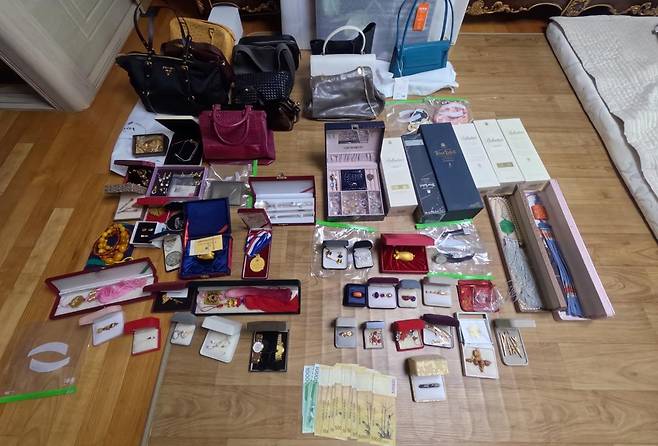 제주도 체납관리단이 서울 종로구 소재 고액체납자 주택을 수색해 압류한 물품들. 순금 100돈을 비롯해 귀금속, 명품 가방 등이 있다. 제주도 제공