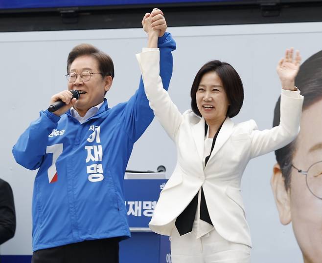 이재명 더불어민주당 대통령 후보와 민주당 합류 가능성이 거론되는 허은아 전 개혁신당 대표가 19일 오후 유세를 위해 서울 영등포구 타임스퀘어를 찾아 유권자들을 향해 지지를 호소하고 있다. 2025.5.19 뉴스1