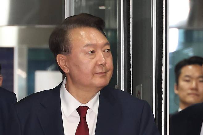 윤석열 전 대통령이 19일 서울 서초구 중앙지방법원에서 열린 내란 우두머리 혐의, 직권남용 권리행사방해 혐의 사건 4차 공판을 마친 뒤 법정을 나서고 있다.  2025.5.19 사진공동취재단