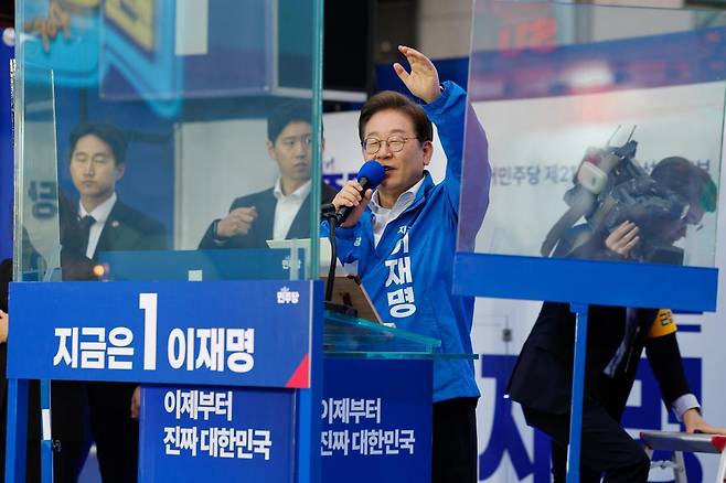 이재명 더불어민주당 대선 후보가 19일 서울 마포구 KT&G 상상마당 인근에서  방탄유리가 설치된 유세차에 올라 유세하고 있다. (공동취재) 2025.05.19 서울=뉴시스